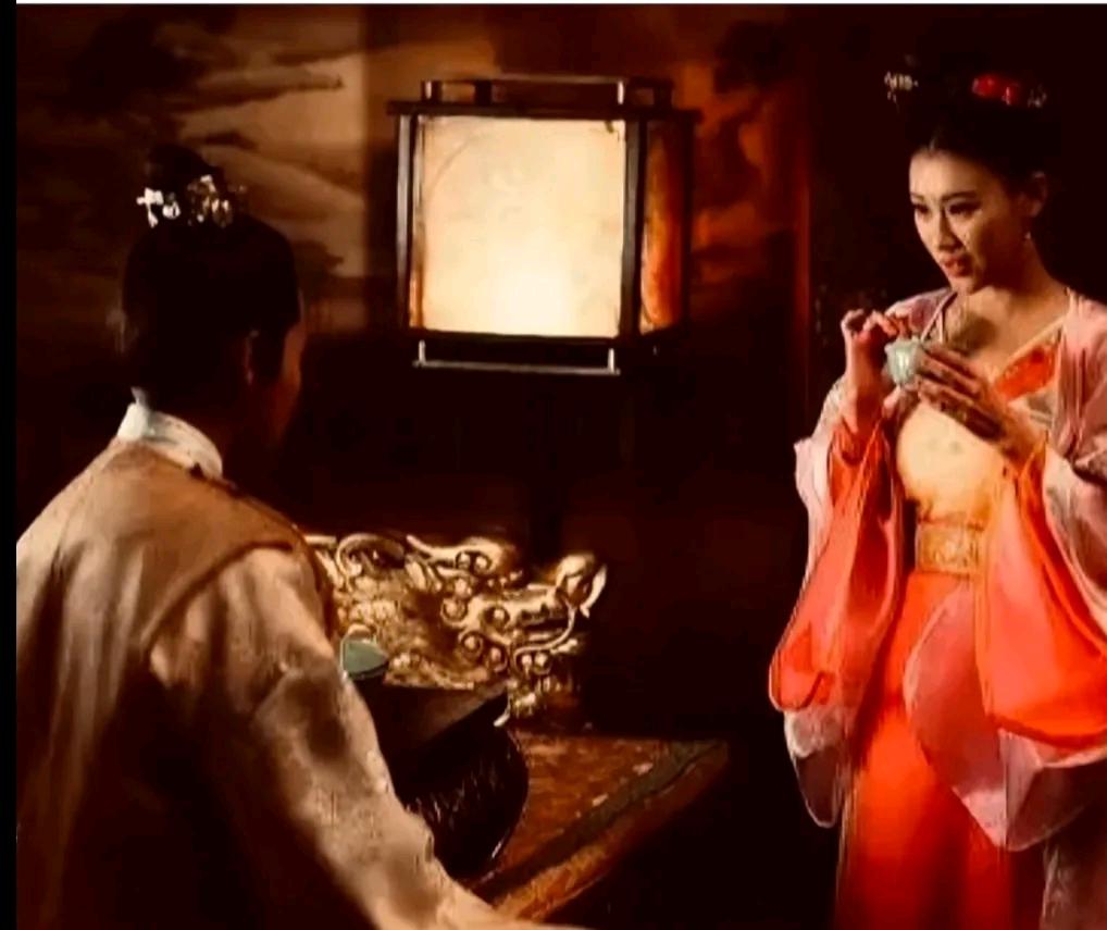 公元1561年，嘉靖帝喝醉了酒，召幸13岁的小宫女尚氏。玩到尽兴时，尚氏在帐子里