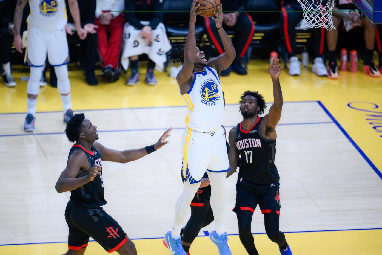 这人勇士可以留一下啊！勇士队击败了国王队，本场比赛，勇士队的替补内线贝西表现出