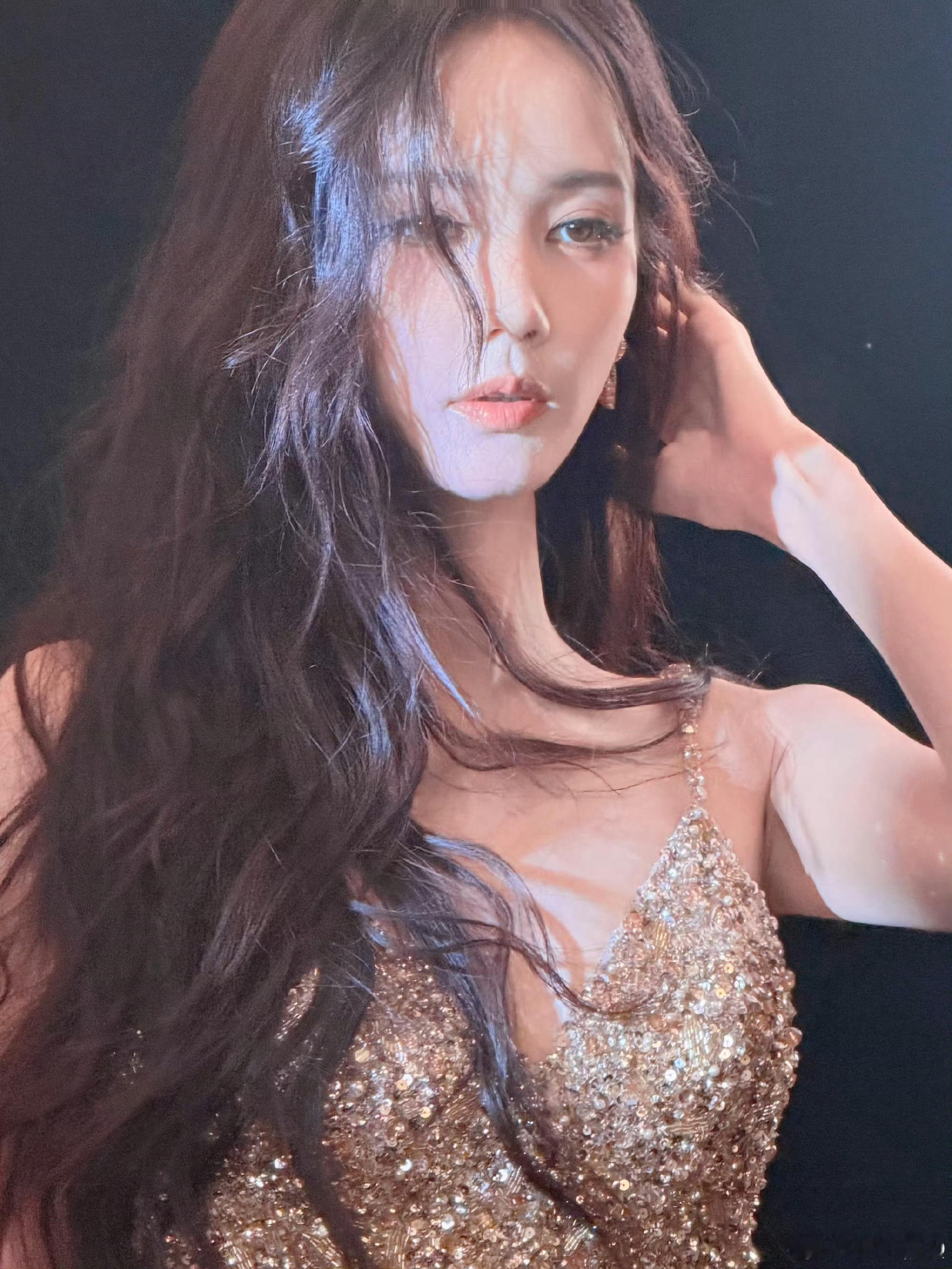 李一桐领奖哭了一路走来不容易！李一桐领奖时含泪哽咽，一句“值得了”让台下也跟着泪