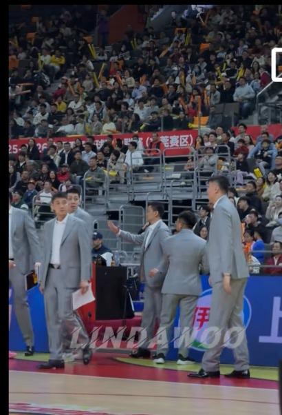 这一堆人干啥的？杜锋一叫停，从广东男篮的板凳席出来一堆人，服装和杜锋同款，这是工