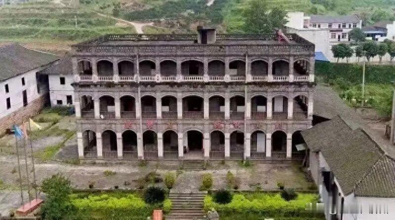 重庆“马家洋房”再次拍卖，起拍价直降100万，拍卖方提到一个特别的条件，这