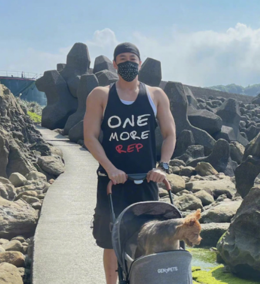 何润东跟他老婆一块出游一双麒麟臂看起来比她老婆的大腿还要粗，这安全感太满了。