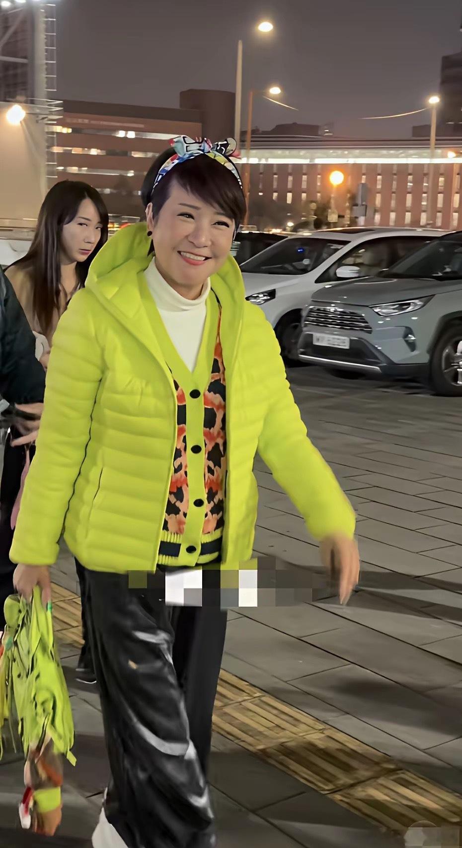 张学友香港演唱会上偶遇谢霆锋妈妈拉姑，74岁的人像50。头戴发箍，身穿荧光绿羽绒