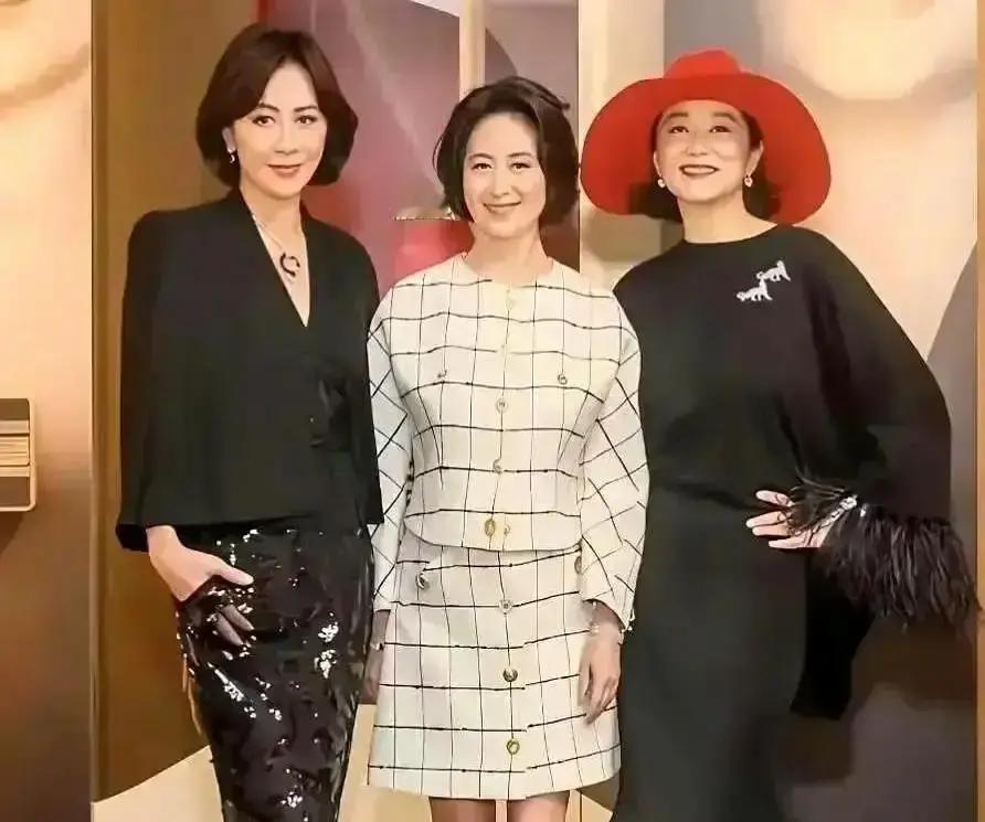 铜锣湾茶楼三点，她们还在林青霞书稿被退那年，刘嘉玲直接杀到出版社拍桌子，何