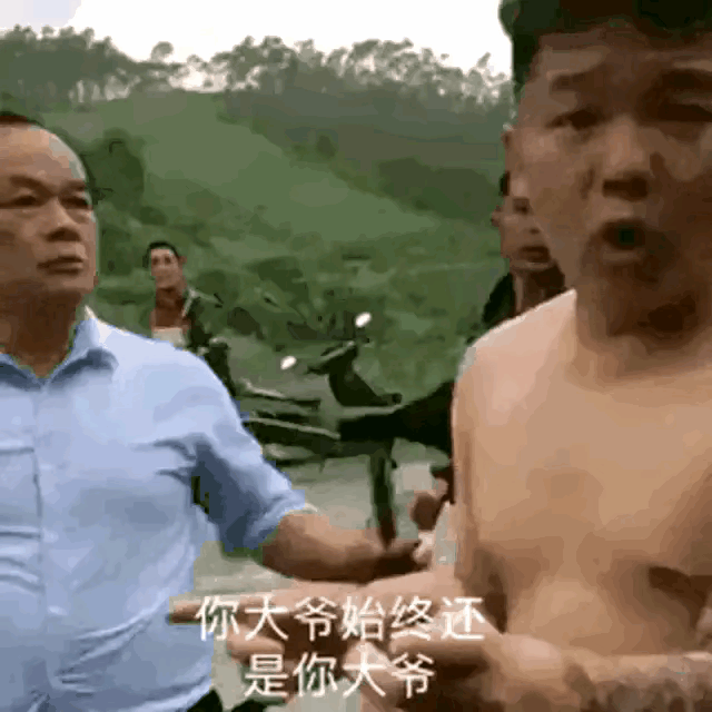 强龙难压地头蛇，何况你北方人到南方广西偷香蕉。北方男子杖着，纹身，身材高大。