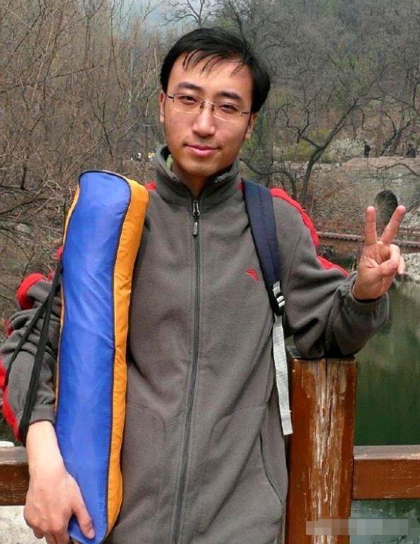 记录者超话记录者超话清华北大“双料学霸”李永乐在北京求职时，屡屡碰壁。外企不要