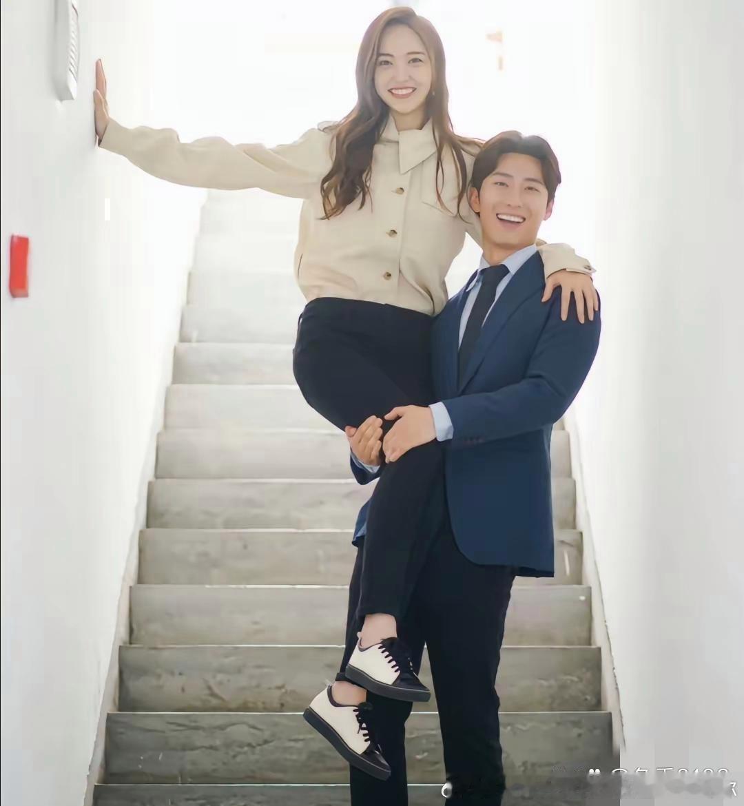 窦骁和唐艺昕主演那剧，妆造老好看了！知性、优雅、可爱、休闲啥风格都有。时简短发时可爱得不行，长发又特