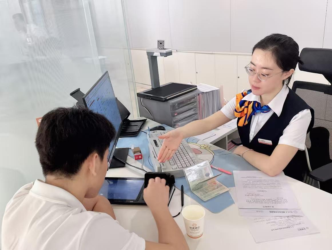 上海，男子岳父岳母去世后，他和妻子拿着相关材料到银行查询老两口卡上的流水，谁知，