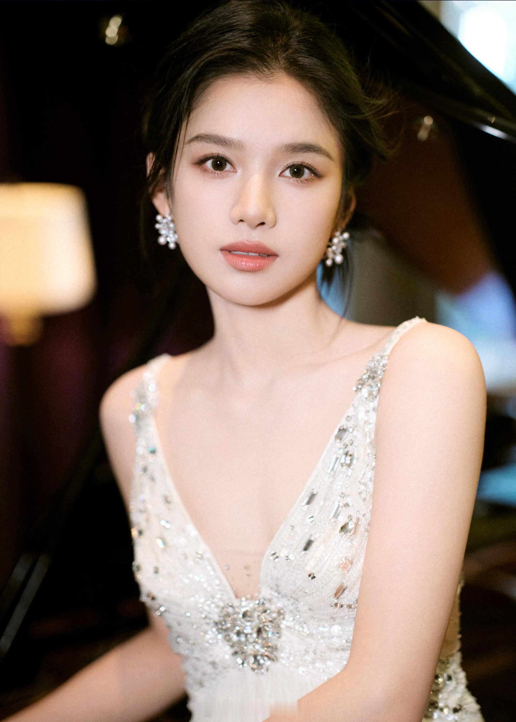 张婧仪彩妆大片温婉明媚​​​