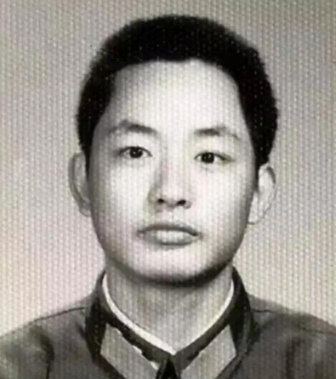 1984年，我军排长巡逻时，迎面走来3名战士，一边走，一边唱起《大海航行靠舵手》
