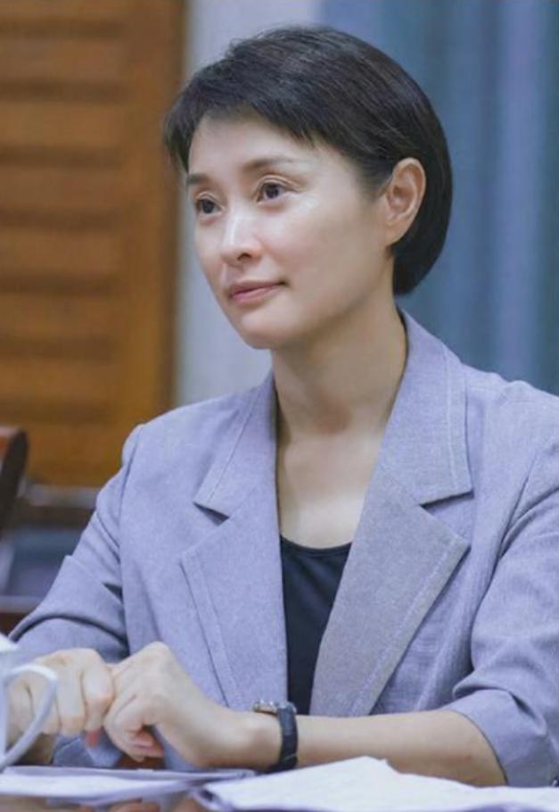 吴越这辈子就谈过一次恋爱，如今54了，单身，没孩子，定居上海。好多人替她可惜，说