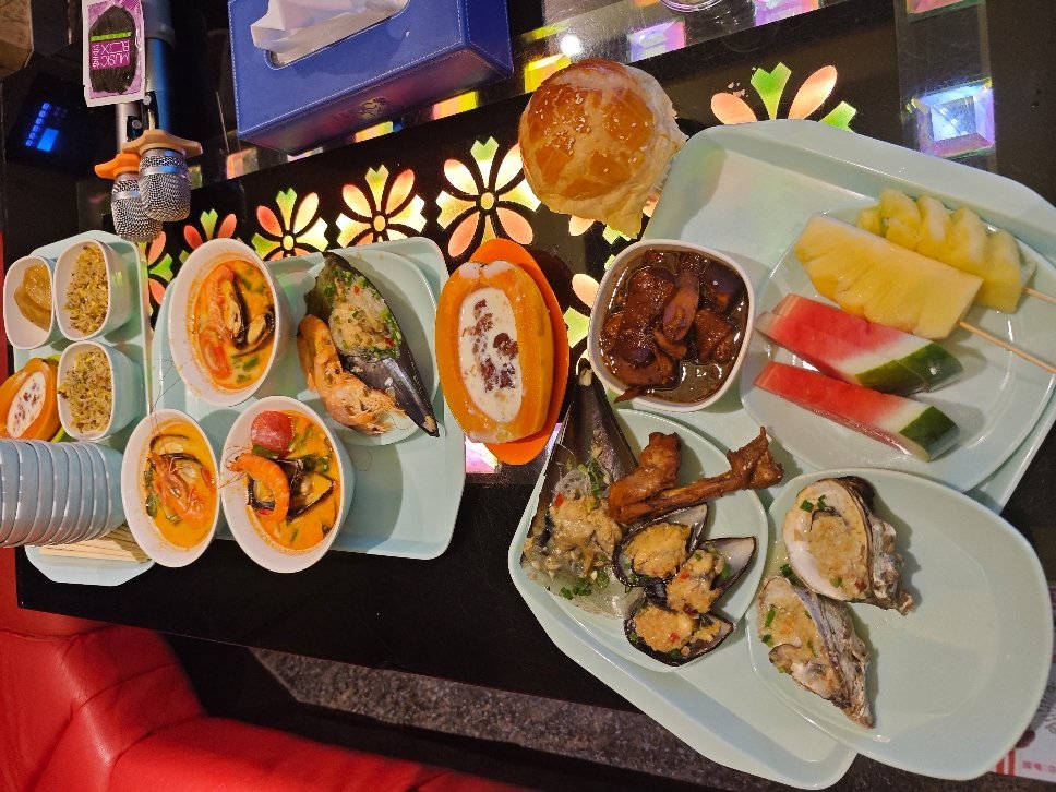 好久好久好久没和闺蜜一起出来聚会了，好开心啊，放着妈咪的歌就一直聊天