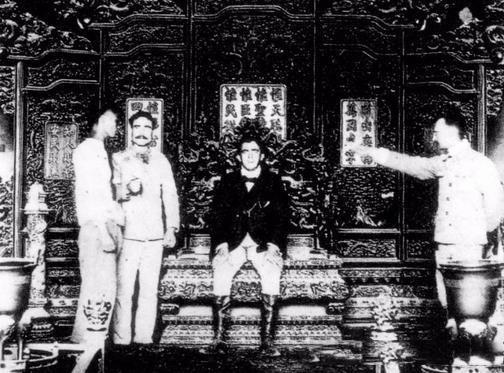 1900年，一个外国将军大摇大摆走进太和殿，往龙椅上一靠，朝随行记者挥了挥手：拍