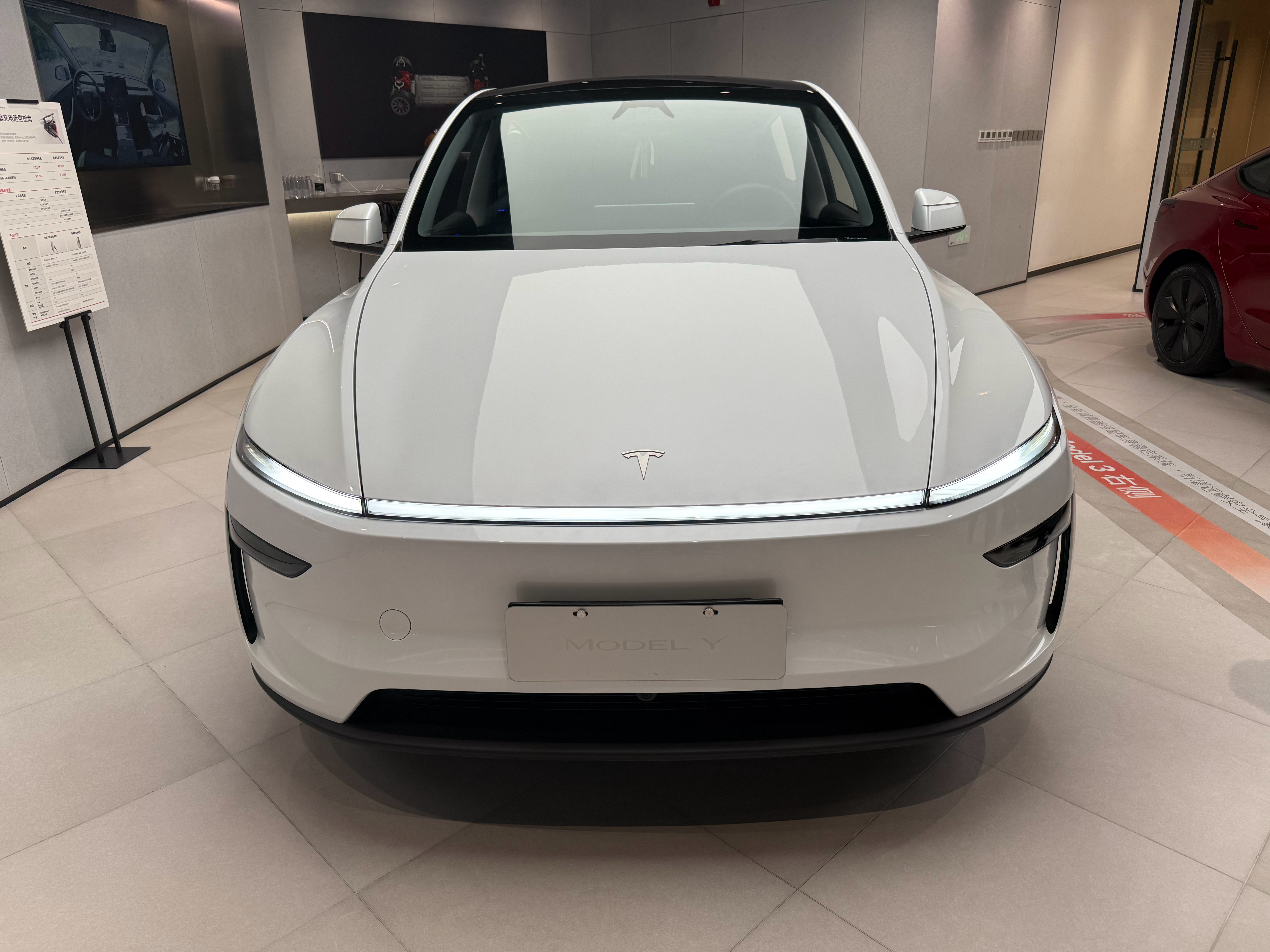 从左到右依次为：特斯拉ModelY（焕新版），特斯拉Model3（新款），特