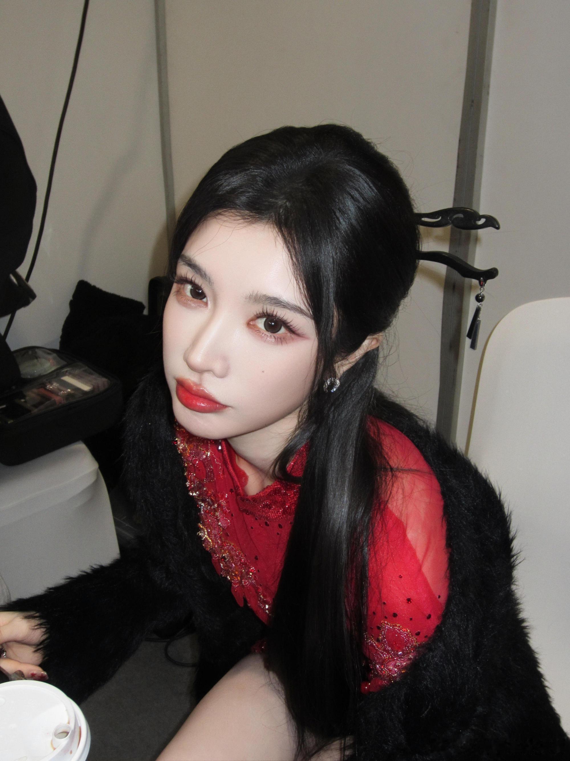 戴燕妮红色闪钻旗袍把东方氛围感穿在身上，说的就是戴燕妮这身造型，正红色旗袍温婉