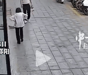 严惩邵阳这个恶人。原来真有无缘无故的恶。老人走在街上，被迎面来的男子，猛拍了