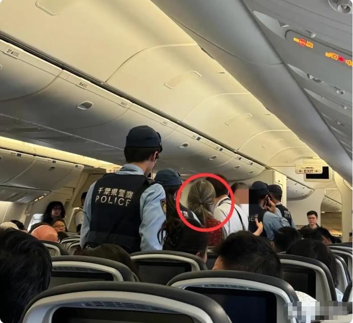 被日本警察从UA858航班上押走的中国女乘客，眼下最该发愁的，根本不是日本那点罚