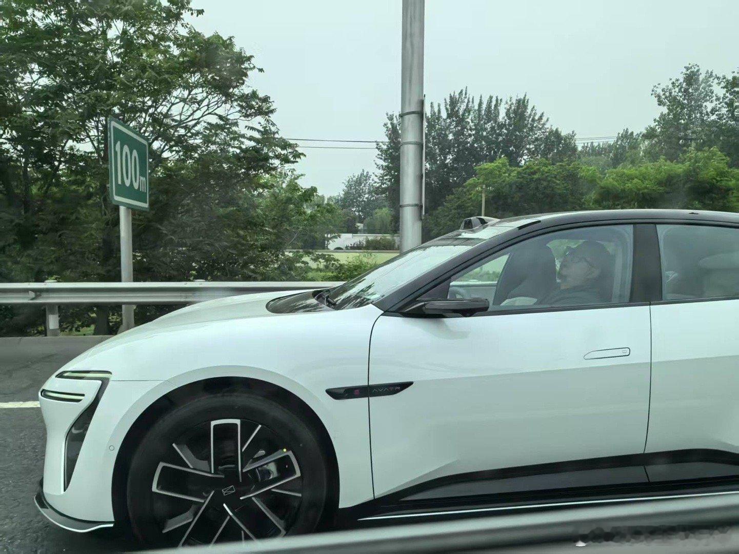 我靠这是亲眼所见京承高速回京东五环靠北内环这阿维塔06司机开着辅助驾驶睡觉！以前