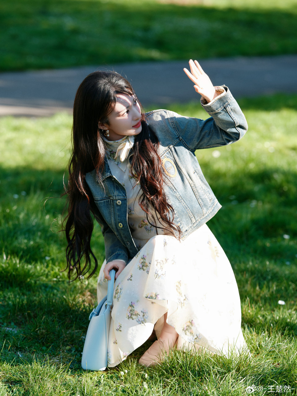 王楚然法式碎花裙王楚然这一套碎花裙直接美进我心里啊，明艳系大美女