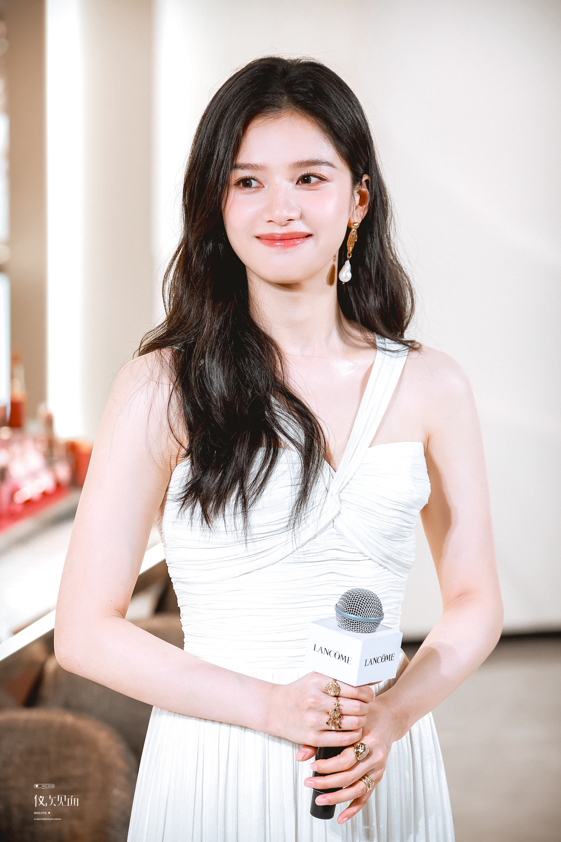 张婧仪白裙裹着温柔，眼波藏着锋芒，一抬眼就撞进心动里✨