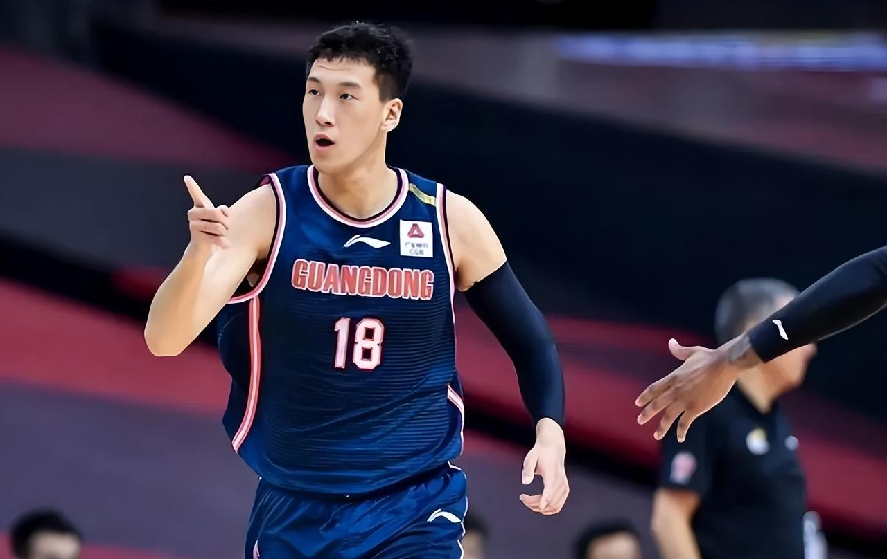 广东男篮人员调整！在近期直播时，CBA媒体人赵探长透露广东男篮或有人员变动，不