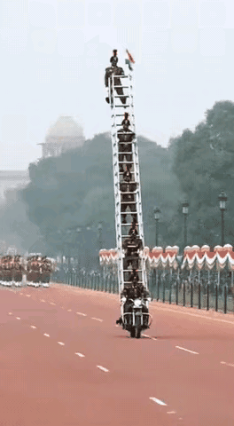 三哥总是想向外界玩一些新奇的花样，没想到这次阅兵式，在全世界面前出尽了洋相。