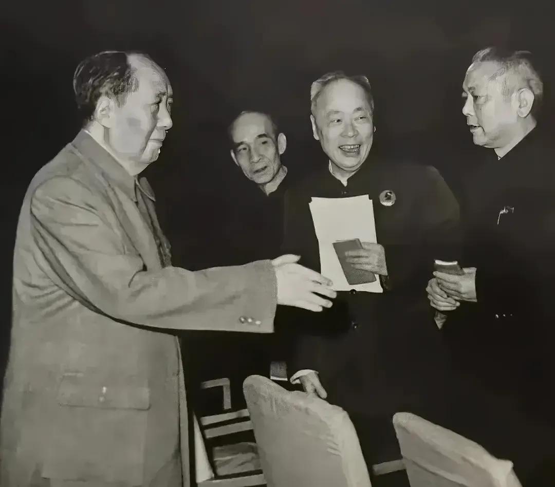 毛主席:“所谓领导权,不是要一天到晚当作口号去高喊,也不是盛气凌人地要人家服从我