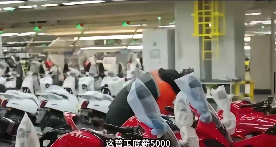 张雪机车这波操作，真把“打工人尊严”焊死在合同里了。普工底薪5400，包吃住