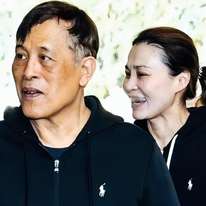 泰国国王和王后苏提达两人是穿的情侣装吗？两人穿休闲装是不是显得更接地气啊？王
