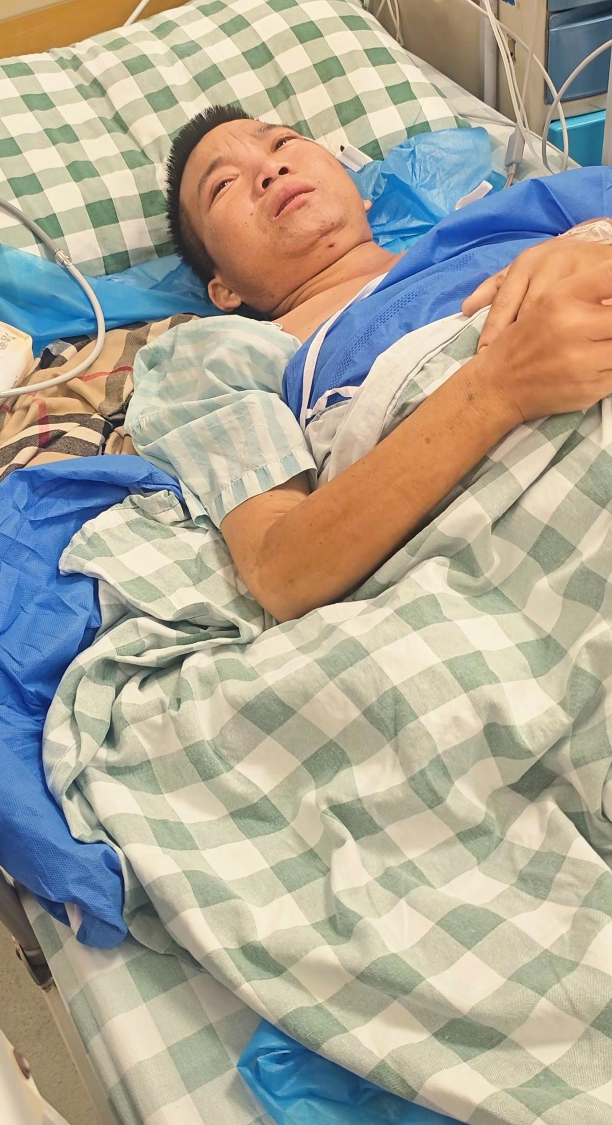 别再为“穷”赌命！男子自割瘤子躺倒公园：这不是勇气是绝望！