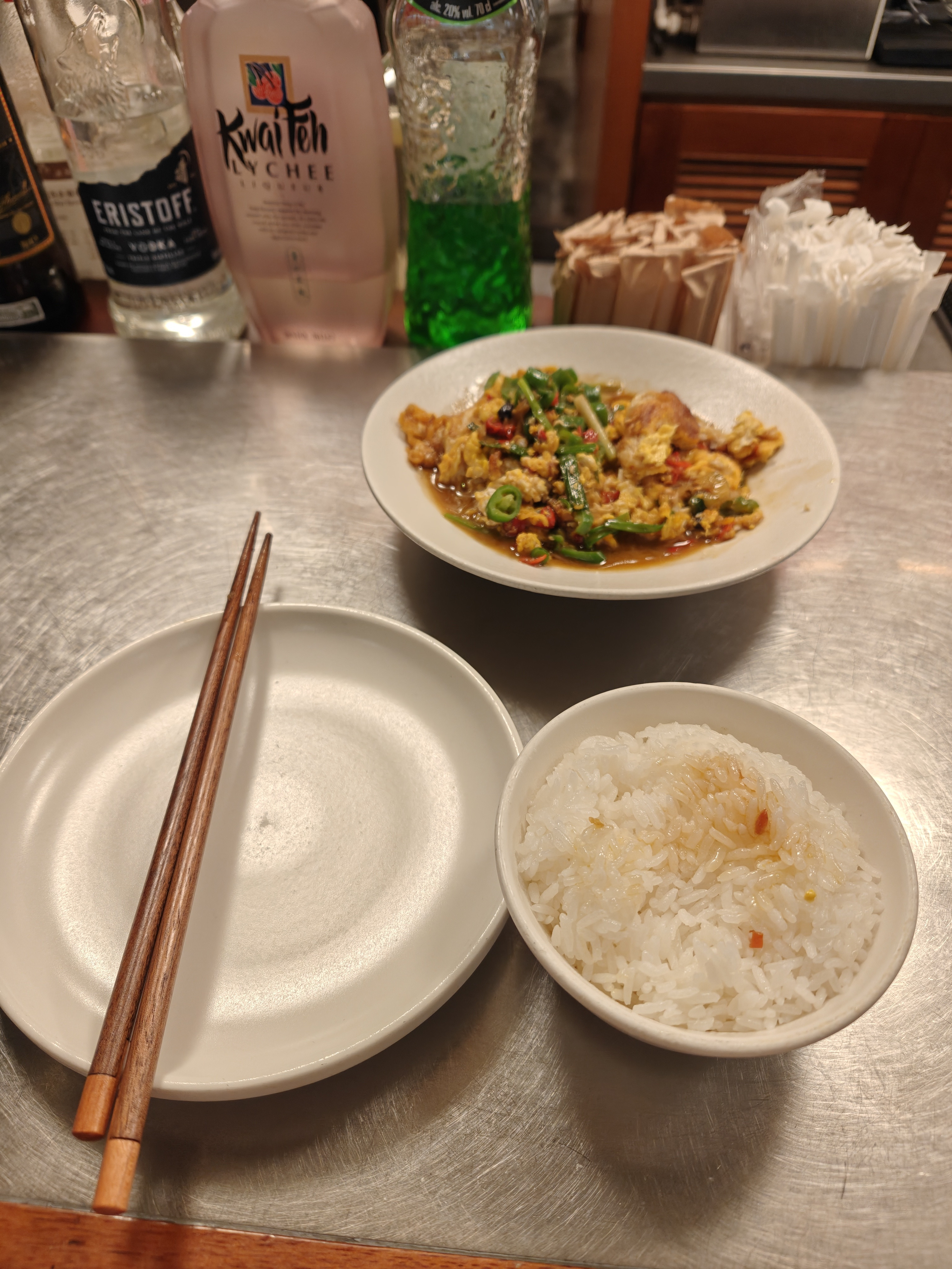 飞机晚点了三个小时，刚到家，出门自己吃点东西，喝个小黑啤，舒服了​​