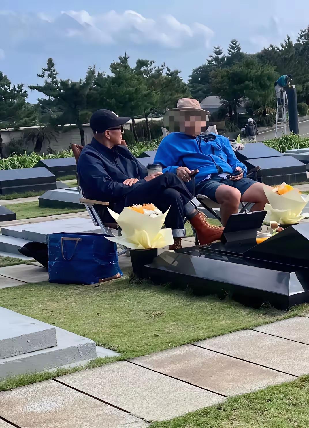 具俊晔这波操作，越看越不对劲。把爱妻墓园变成友人群聚地？这事怎么想都透着古