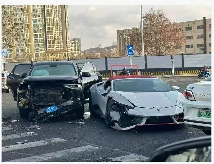 12月10日上午10时许，青岛市西海岸新区太行山路与香江路交叉口突发一起交通事故