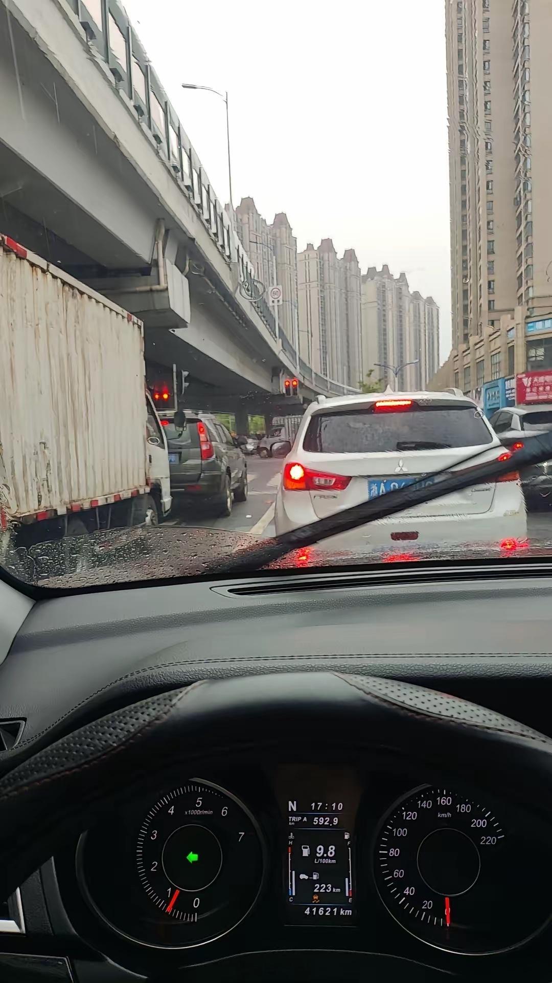 不查不知道，一查真被震住了。高德每月8亿人使用，维护544万公里道路，背