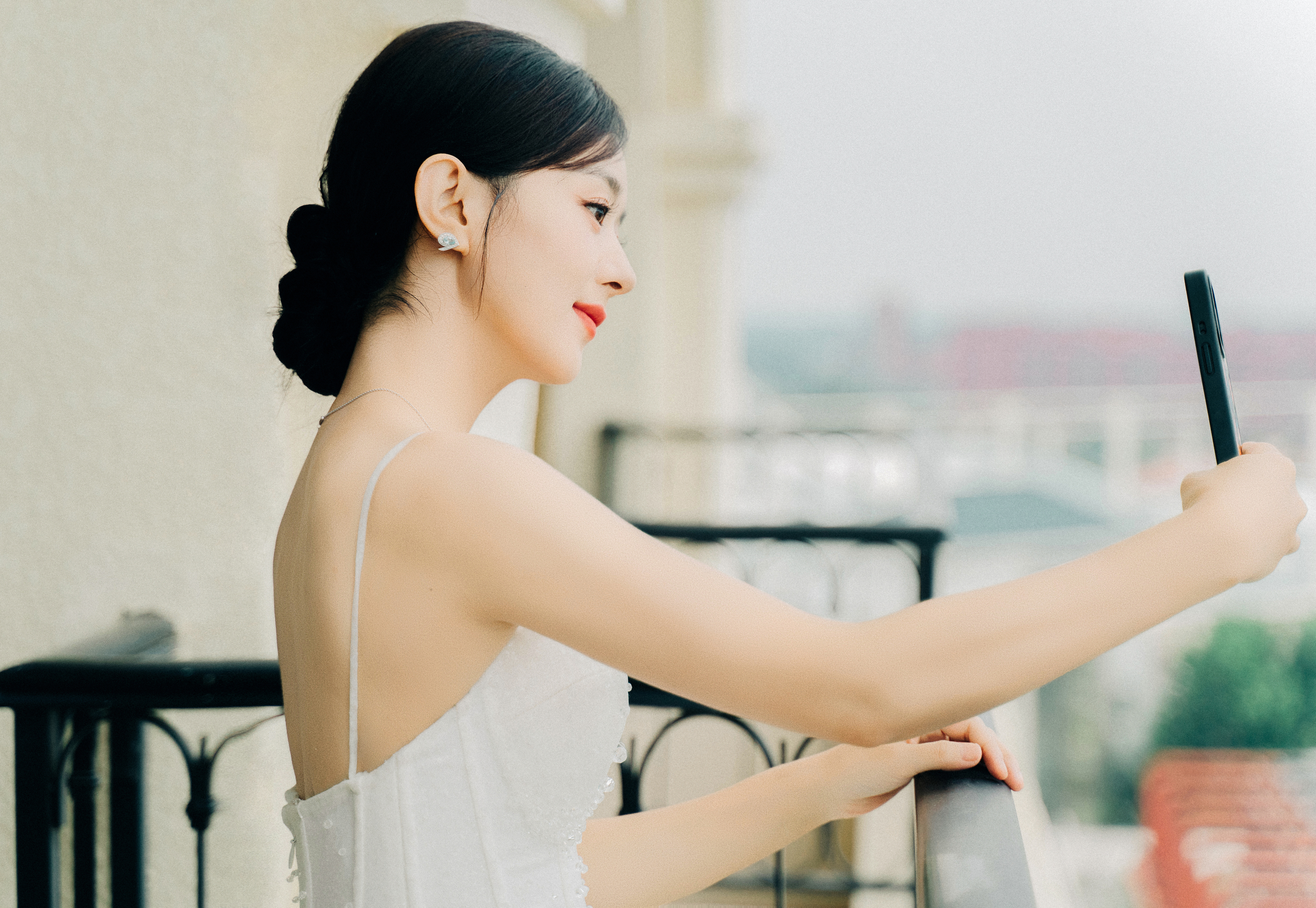 赵丽颖，洁白吊带裙，飘逸灵动宛若仙子​​​