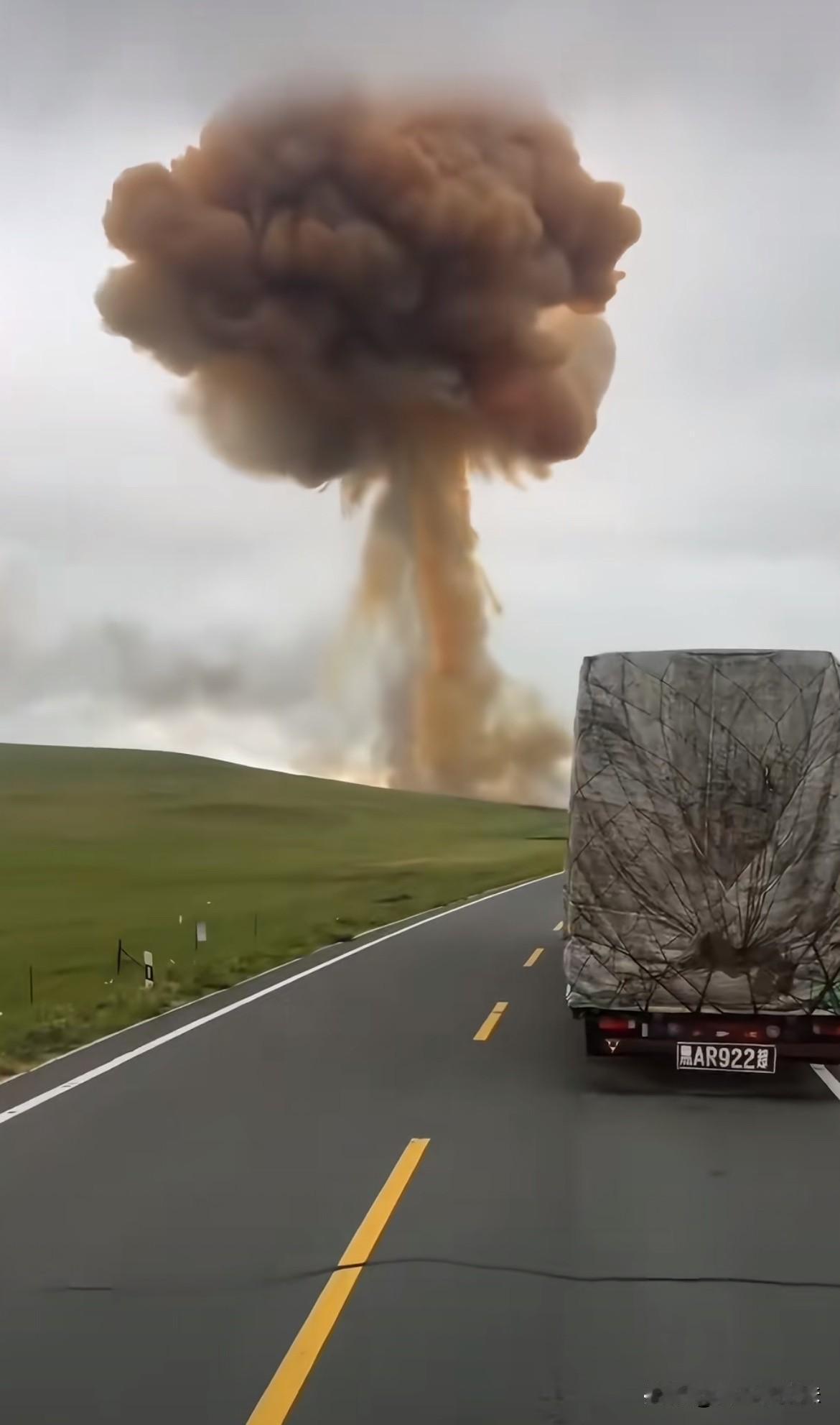 爆速都是每秒几千米起的，把黎巴嫩半个港口炸没了的，也是这玩意。。。零件都飞了