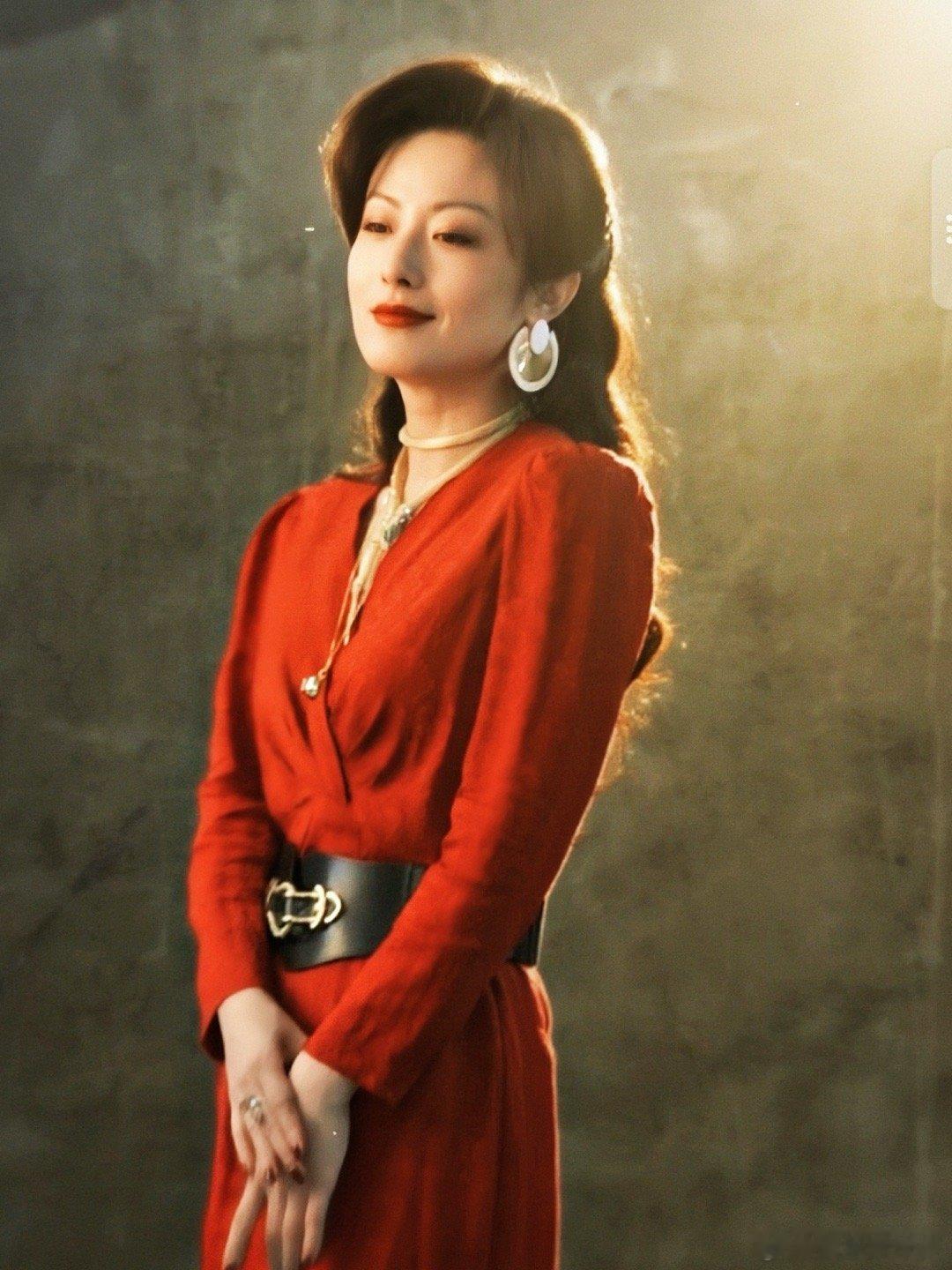 徐百慧复古造型自带年代剧本红唇卷发的复古标配，让她自带年代滤镜！举手投足像老画