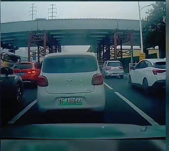 烟台货车翻车事故来看，红色小车车主一定是个善良的人，都已经意识到了即将到来的