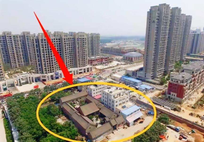 2007年，面对地产商开出的1亿天价拆迁款，任金岭老人毫不客气地怒怼：“别说1亿