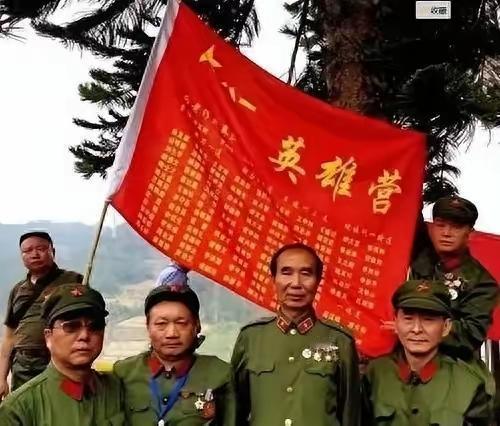 那天是1984年4月30号，老山主峰上还有烟，向坤山戴着沾血的钢盔就被带走了。枪