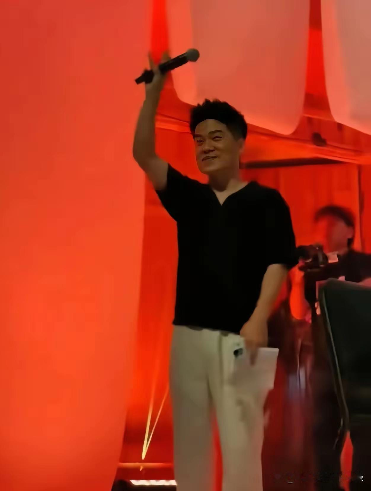 董宇辉卖货赚的钱，正在一分一分填进文化里。西安音乐厅连演三场，票价分六档，最