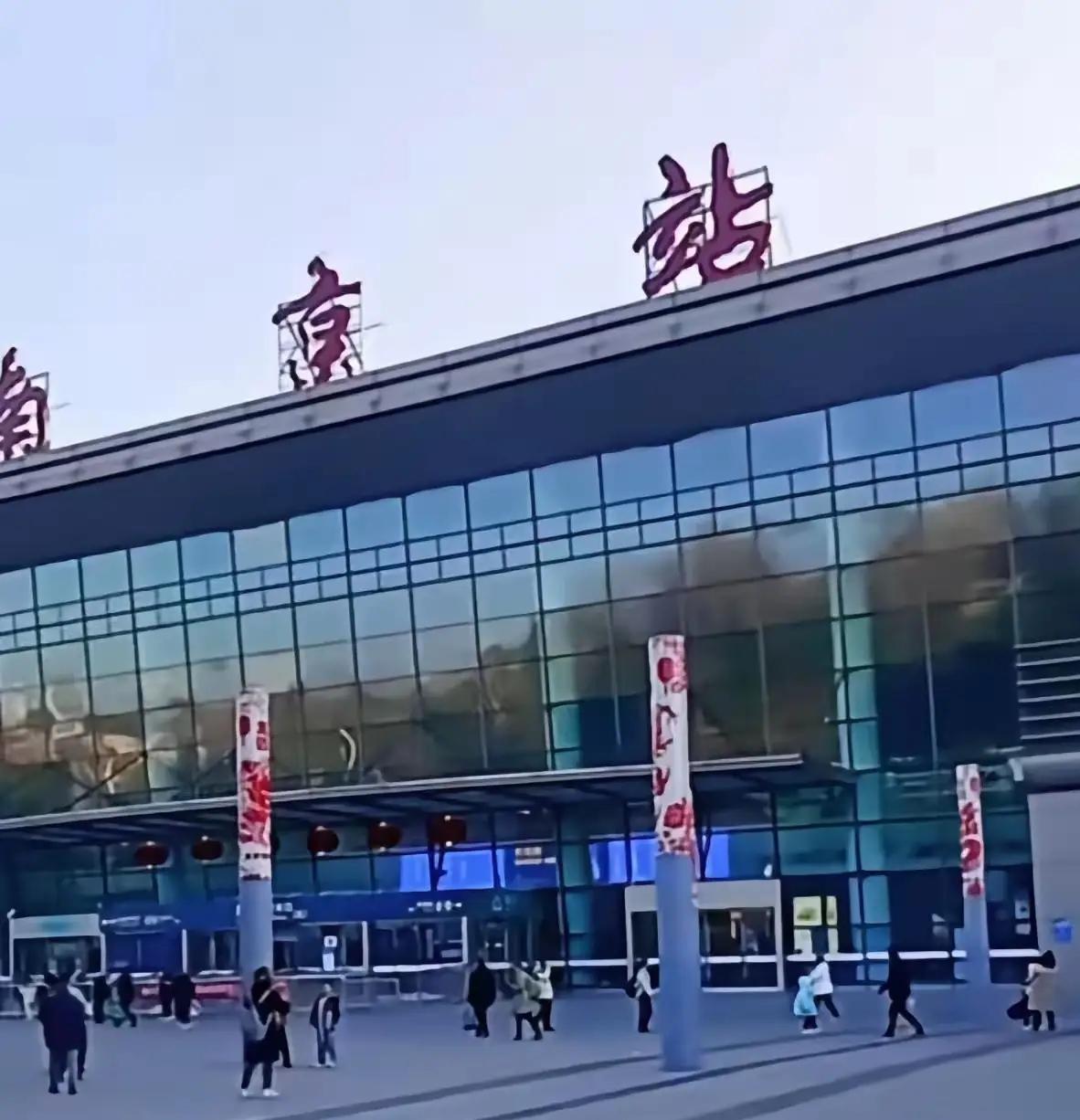 五一时节，南京的人海里，一位游客与离异17年的前妻意外相逢。四目相对，瞬间认出彼