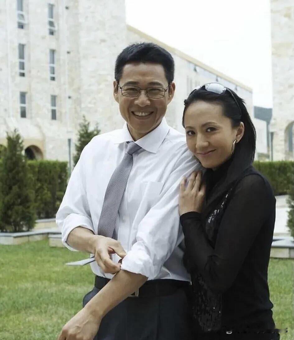 张丰毅年轻时候的这身打扮还是多帅气的，戴着眼镜，穿衬衫，打领带，妥妥的帅哥一枚，
