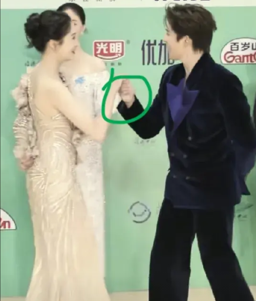 其实答案早就藏在了细节里，鹿晗演唱会那天晚上，也是白玉兰颁奖礼的晚上，虽然关
