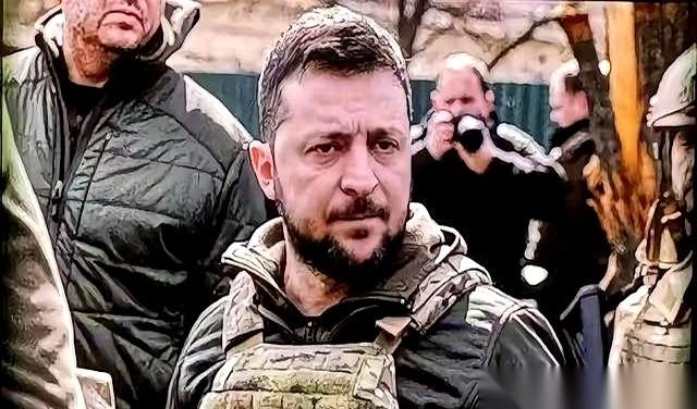 他一句话，直接把牌桌给掀了。普京就那么站在一堆将军面前，云淡风轻地说，我们现在