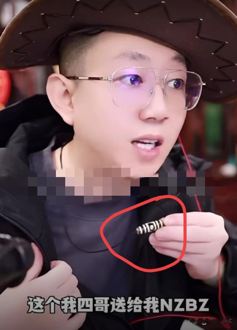 王小源佩戴天珠出镜为李四澄清!今晚王小源特意佩戴李四送的