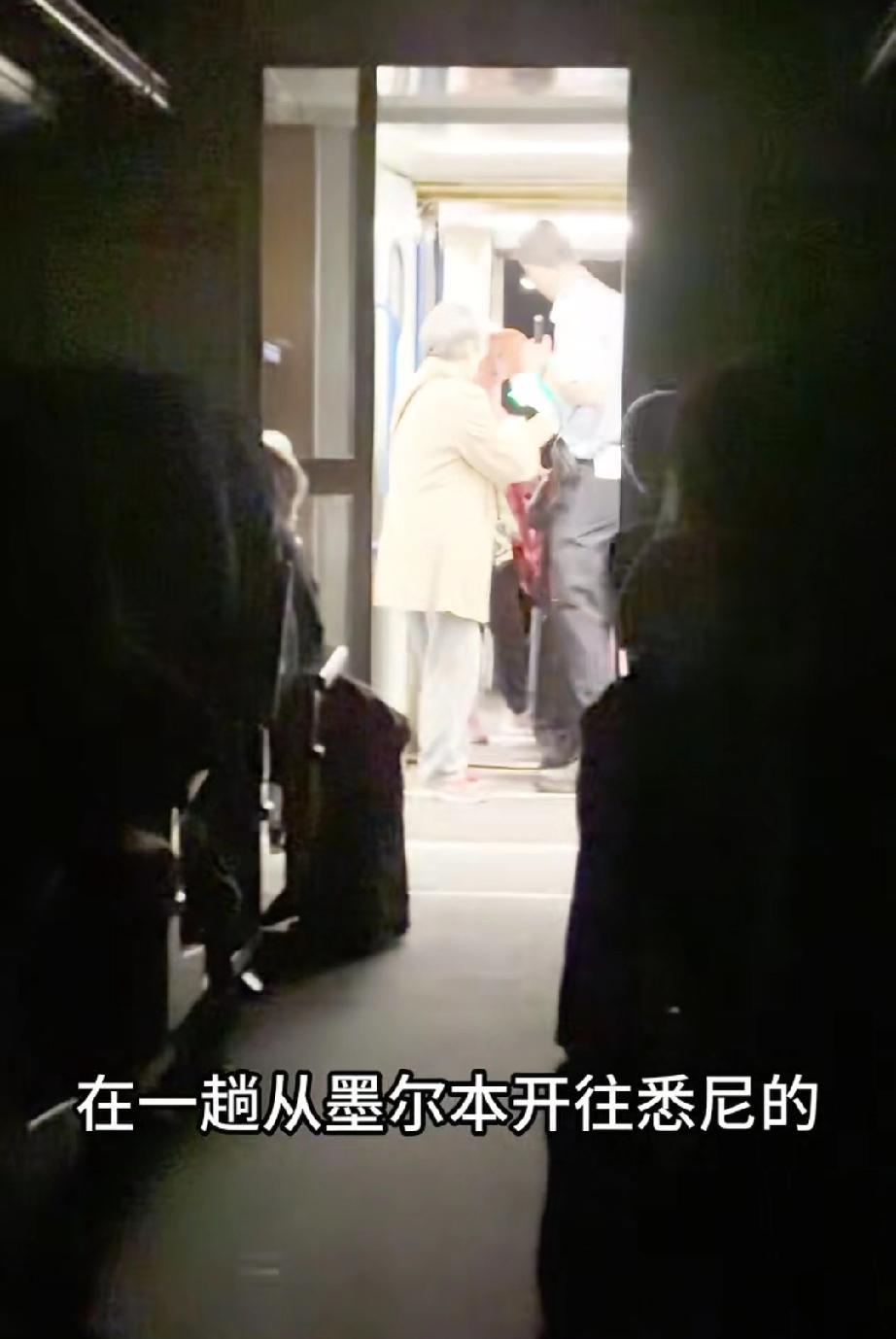 澳洲火车上的一幕：15位华人大妈组团澳洲自助游，没一个会英文的，半夜在列车上的吵