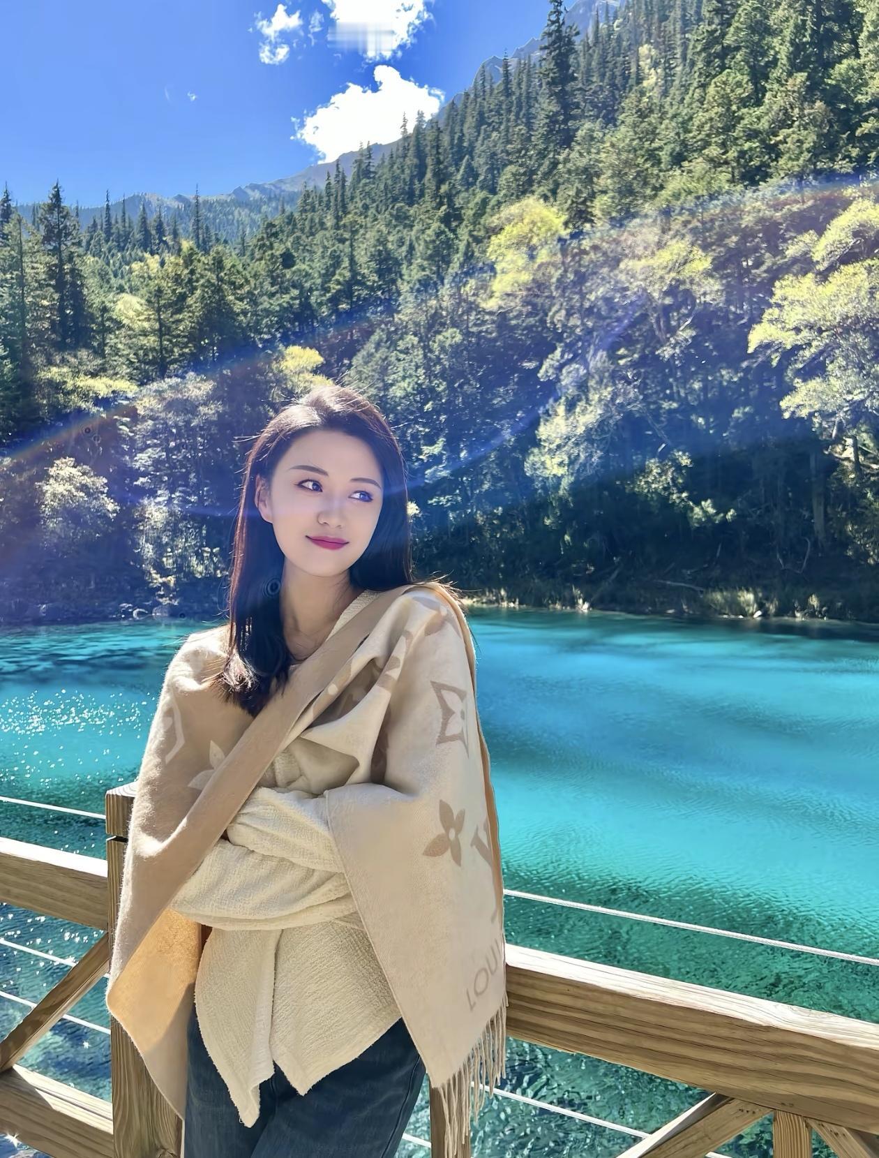 在蓝绿色的湖畔，享受宁静与美好。