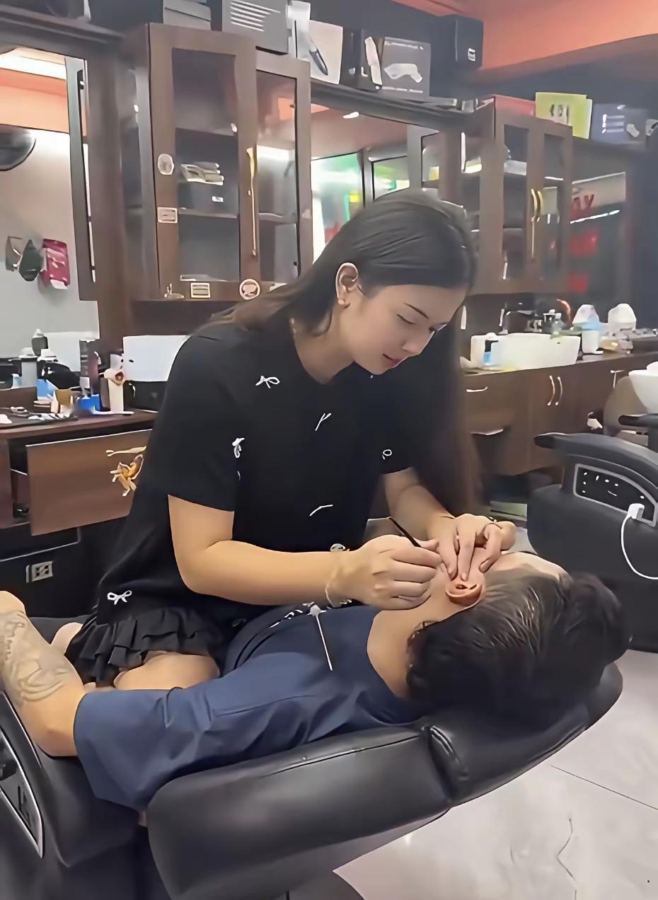 这样采耳朵，有些超越技师服务范围了吧！