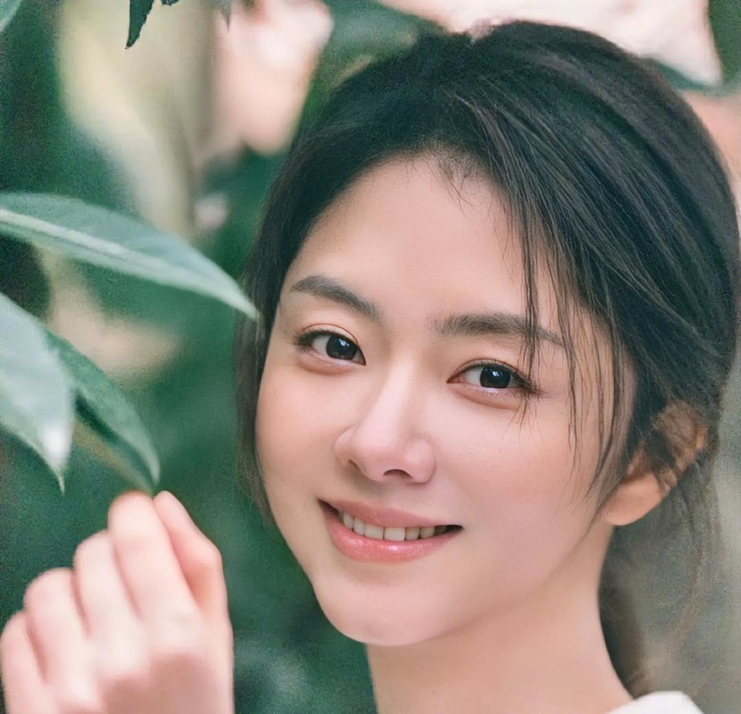 35岁，脸嫩得像高中生，感情上却是个“怂包”。谭松韵在节目里自曝，有男生靠近